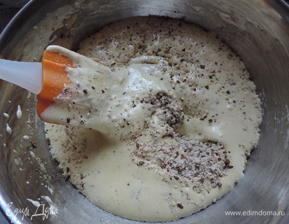 В три приема добавляем к яичной массе орехово-мучную смесь. Аккуратно перемешиваем лопаткой движениями снизу-вверх от краев к центру.