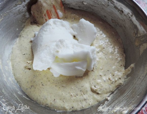 В два приема вводим взбитые белки. Аккуратно перемешиваем лопаткой движениями снизу-вверх от краев к центру.