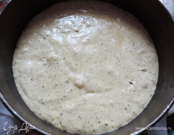 Полученное тесто выкладываем в форму, выстеленную пергаментом. Бока формы ничем не смазываем! У меня разъемная форма диаметром 24 см.