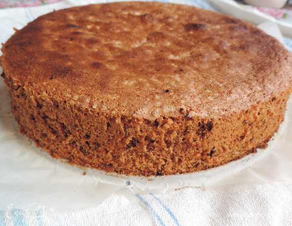 Выпекаем бисквит в разогретой до 180°С духовке 30-35 минут. Ориентируйтесь по своей духовке и сухой лучинке. Даем остыть в форме в духовке с открытой дверцей. Затем аккуратно удаляем бумагу.