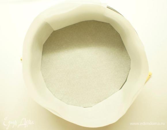 Форму изнутри полностью застелить пекарской бумагой, снаружи обернуть фольгой.