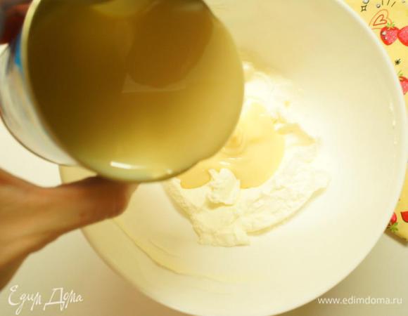 К сливочному сыру добавить сгущенное молоко.