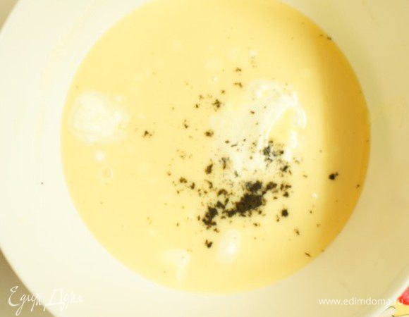 Далее (не обязательно!) добавить семена ванили и лимонный сок и взбить венчиком до однородного состояния. Миксер использовать не рекомендую. Тесто будет жидким.