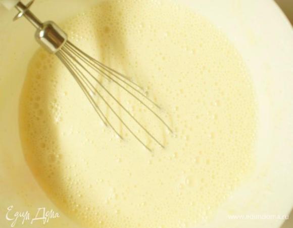Ввести желтки. И еще взбить венчиком в течение 2-3 минут.
