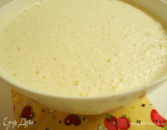 Тесто перелить в подготовленную форму. Пару раз ударить форму с тестом об стол. Это необходимо, чтобы вышел лишний воздух.
Далее не забываем, что чизкейк выпекается на водяной бане!
Поставить форму с чизкейком в емкость побольше. Затем в нее налить горячую кипяченную воду (примерно до половину уровня формы с чизом). Поставить в разогретую до 160°С духовку на средний уровень. И выпекать 45 минут.
Важно! возможно количество времени для выпечки может оказаться побольше (+/- 10 минут). Это зависит от возможностей и особенностей вашей духовки.
Как проверить: при сотрясении формы его центр должен слегка подрагивать.