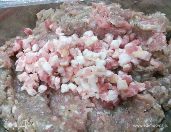 Для фарша перемолоть оба вида мяса с луком и чесноком, посолить и поперчить. Вмешать мелко порезанный бекон.