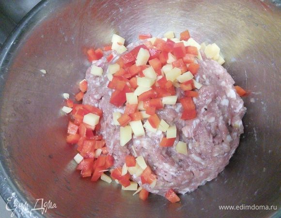 И порезанную на кубики паприку и сыр. Замочить сухие грибы в 100 мл горячей воды.