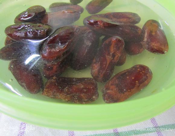 Замочить финики в холодной воде. Оставить на 1 час.