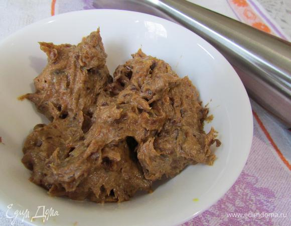 Измельчить финики в блендере до однородной массы. Если финики сухие, добавить 2 ст. л. воды.