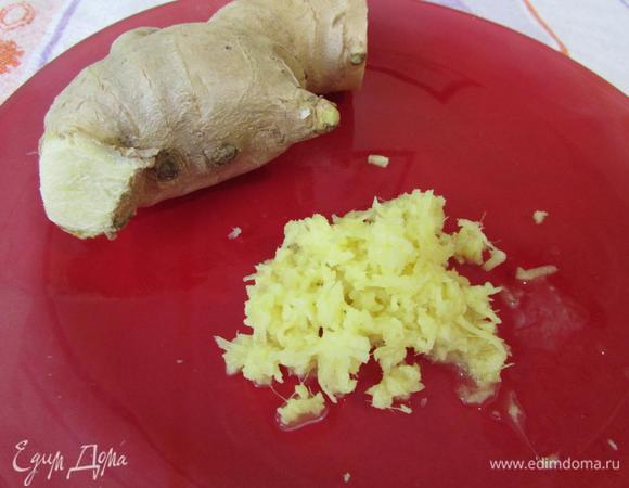 Имбирь натереть на мелкой терке.