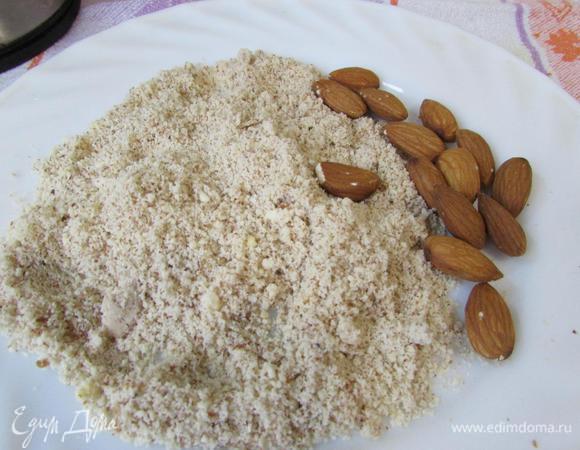 Миндаль измельчить в кофемолке (можно использовать миндальную муку).