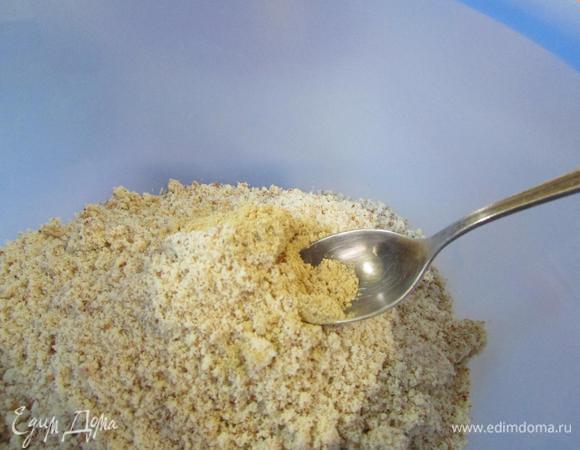 К миндальной массе добавить молотый имбирь, хорошо перемешать.