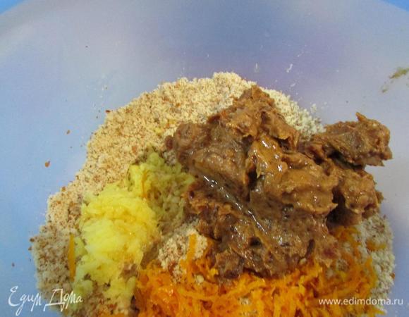 Добавить финики, апельсиновую цедру, свежий имбирь. Влить апельсиновый сок (это вариант для детей, для взрослых можно заменить сок на ликер "Куантро"). Тщательно вымесить до однородной массы.