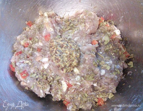 Вмешать горчицу, щепотку соды и листики тимьяна и тщательно вымешать фарш. Прямо руками, желательно надеть одноразовые перчатки, отбейте фарш о миску. Так он станет компактнее и плотнее.