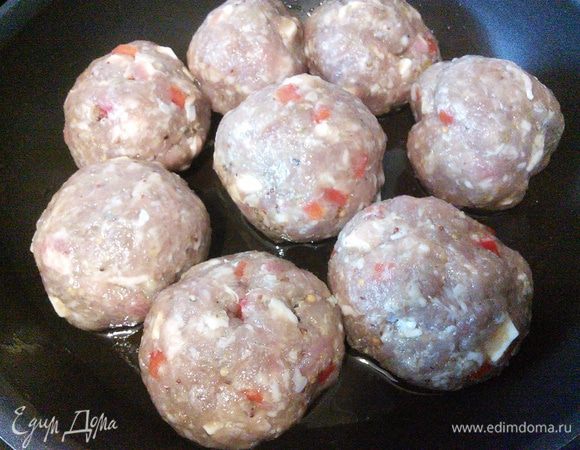 Теперь руками смоченными водой сформируйте тефтели. Я специально сделала их покрупнее для разнообразия. На разогретом масле обжарьте булетты со всех сторон до золотистого цвета.