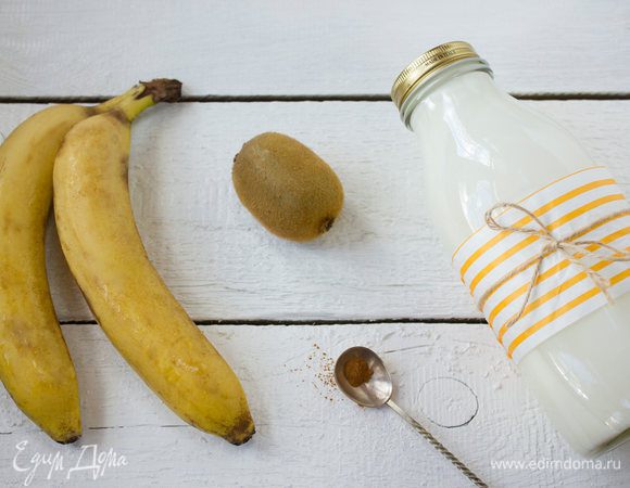 Очистите бананы и киви от кожицы, порежьте на крупные кусочки и переложите в блендер. Измельчите до однородности. Добавьте кефир и корицу, хорошо перемешайте.