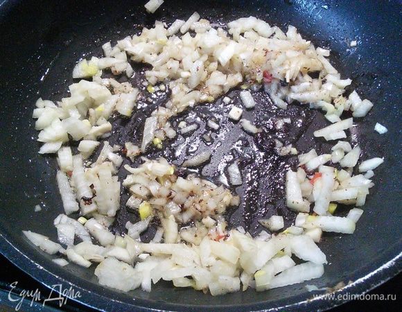 Выложите тефтели в тарелку и на той же сковороде обжарьте лук.