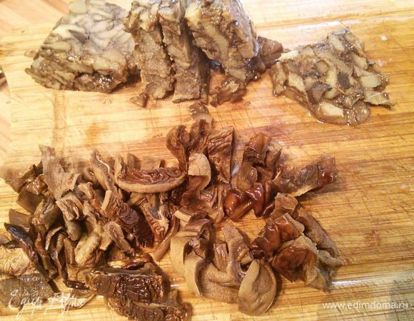 Нарежьте сухие грибы и шампиньоны (у меня замороженные лесные грибы).