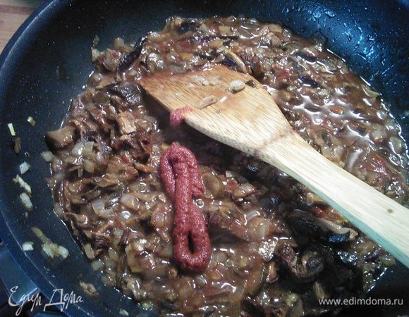 Добавьте грибы к луку и обжарьте в течении нескольких минут. Добавьте томатную пасту, соль, перцы по вкусу.