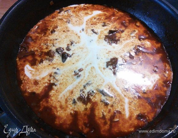 И влейте вино, доведите до кипения. Я уменьшила количество сливок за счёт воды, в которой были замочены грибы. Итак влейте сливки, верните булетты в сковороду (у меня сковорода в которой можно запекать в духовке). Тут мне захотелось добавить брокколи, поэтому я накрыла сковороду крышкой и тушила тефтели 15 мин. Если вы делаете без брокколи, то запекайте блюдо в заранее разогретой до 180°С духовке около 15 мин.