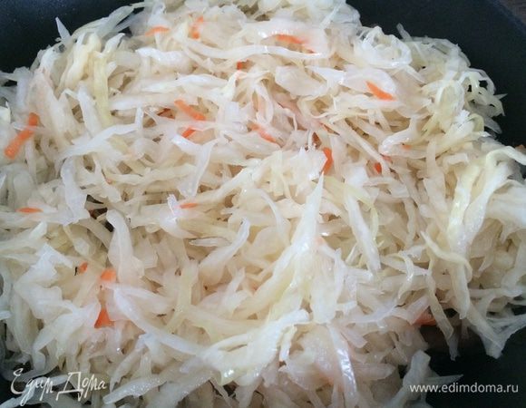 Взять капусту, слить лишний сок, попробовать, если она очень кислая, то промыть.
Добавить к грибам капусту и тушить 30 минут.