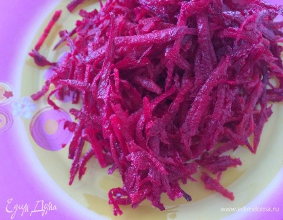 Свеклу натереть на крупной терке и обжарить 5-7 минут.