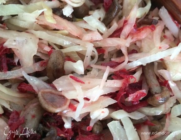 В капусту добавить свеклу и тушить еще 30 минут.