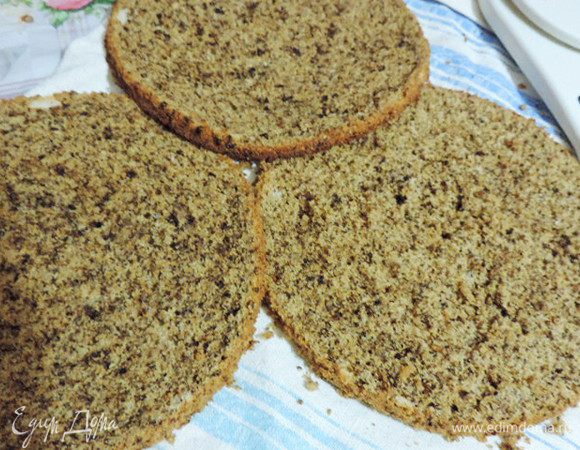 Бисквит остудить, разрезать на три пласта.