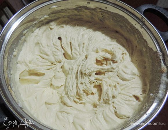 Приготовим крем. Сливки взбить с порошком "Капучино", сахарной пудрой и ванилином в плотную массу. Количество сахарной пудры регулируйте на свой вкус. Крем получается красивого кофейного цвета с легким кофейным послевкусием. 3 столовые ложки крема отложить в кондитерский мешок (шприц) с насадкой "звездочка".