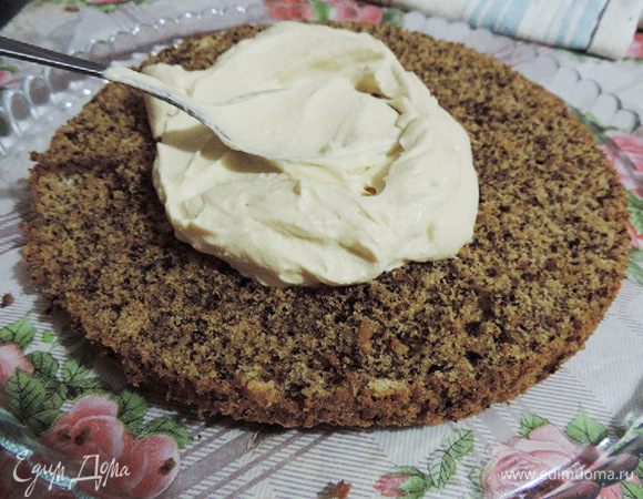 Приступаем к сборке торта. На блюдо выкладываем первый бисквитный пласт, треть крема, второй бисквитный пласт, треть крема, последний слой бисквита.