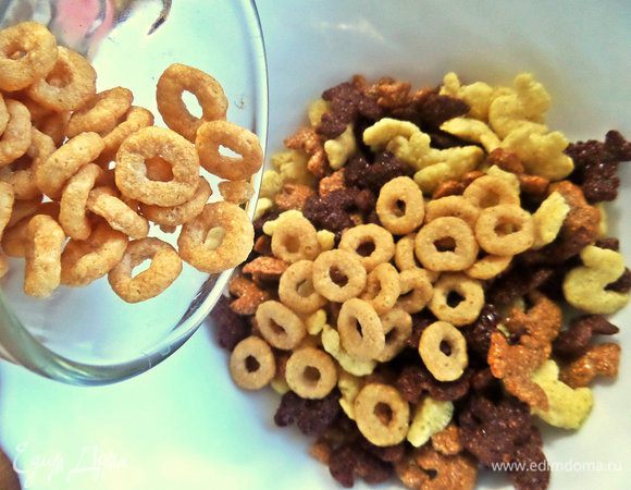 Всыпала ещё остатки колечек (0,5 стакана), но берём любые воздушные хлопья.