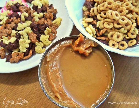 Открываем баночку сгущёнки, которую сварили заранее. Я варю сразу 3 банки и потом только открываю по необходимости — очень удобно!