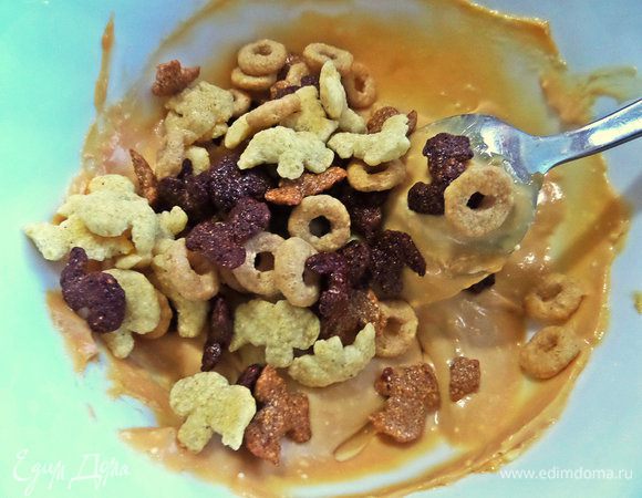 Высыпаем теперь хлопья.