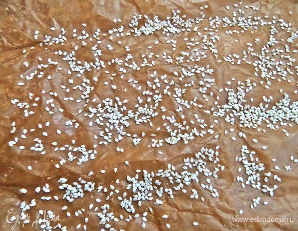 Подготовим лист пергамента, сверху насыпать кунжут.