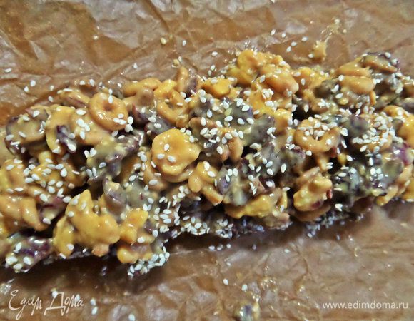 Раскладываем сладкую массу в виде колбаски.