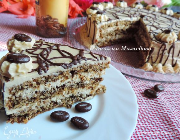 Разрезаем наш торт и организовываем вкусное чаепитие.