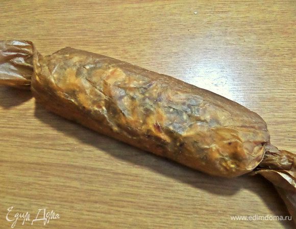 Заворачиваем в пергамент внахлёст,перекручиваем концы, прижимаем по всей длине и отправляем такую "конфетку" в холодильник или для быстроты в морозилку.