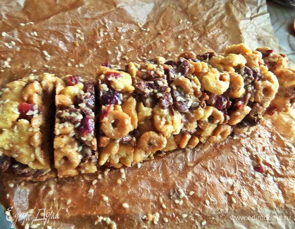 Когда застынет, достаём и нарезаем на порции широким ножом. Держим в холодильнике.