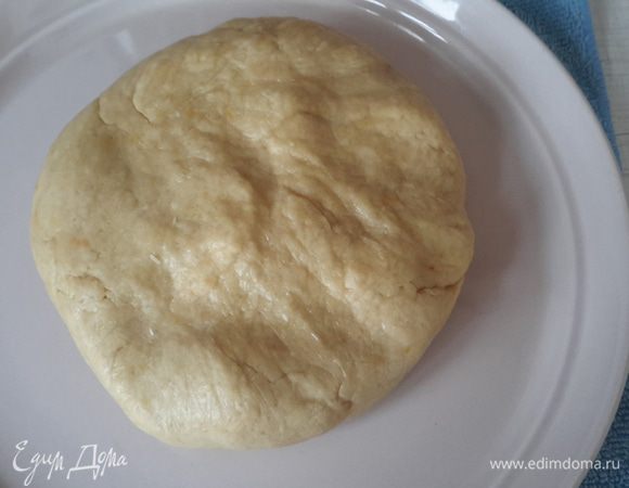 Смешиваем все ингредиенты и получаем нежное песочное тесто. Чтобы не запоминать все эти граммы надо взять муку, сливочное масло и воду в соотношении 3/2/1. Убрать тесто в холодильник на 20 минут.