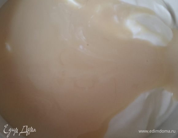 Готовим крем. Сгущенку, масло и ваниль просто перемешать. 