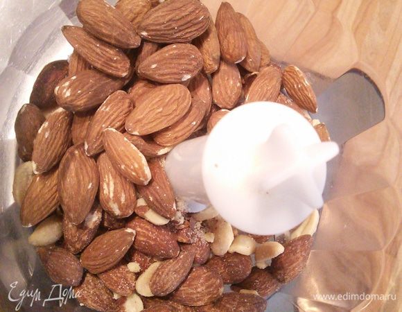 Миндаль измельчите. Думаю может подойти любой другой орех. 