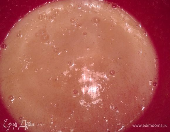 Взбиваем яйцо с сахаром.