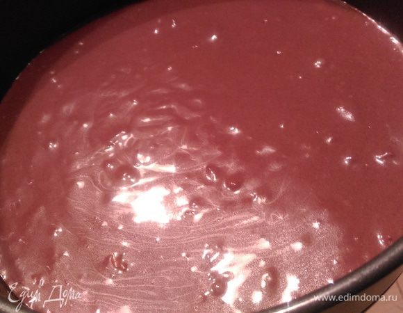 Тесто переливанием в форму (у меня 20 см) и ставим в духовку на 30 минут при температуре 180°С.