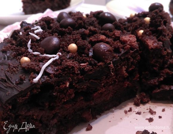 Тем временем пирог готов, достаем, даем немного остыть, разрезаем на два коржа, пропитываем коньячной пропиткой (у меня ушло не больше половины), промазываем сгущенкой, сверху заливаем глазурью и посыпаем крошками, которые можно легко отщипнуть от одного из коржей. 
Ставим в холодильник, чтобы все застыло :) 
Приятного аппетита!