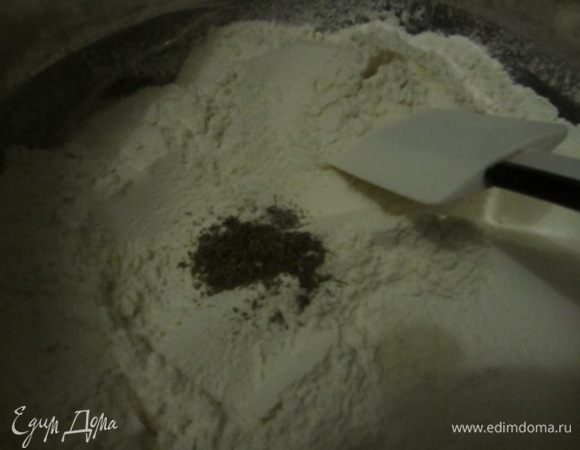 Просеять муку. Измельчить, всыпать в муку, и перемешать сушеную лаванду (можно использовать любые другие сушеные пряные травы по вкусу например мяту, чабрец или базилик).