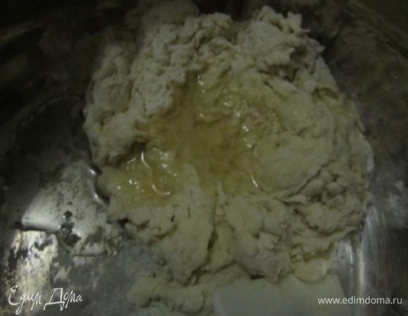 Тщательно смешать подошедшие дрожжи с мукой.
Влить кокосовое масло. Тщательно перемешать.
Добавить сливочное масло и опять перемешать.
