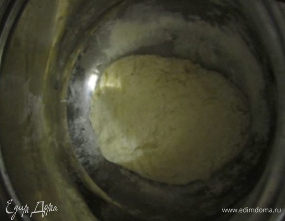 Вымешивать тесто пока оно не станет однородным, гладким и эластичным.
выложить тесто в миску и накрыть полотенцем.
Поставить на 1 час в теплое место.