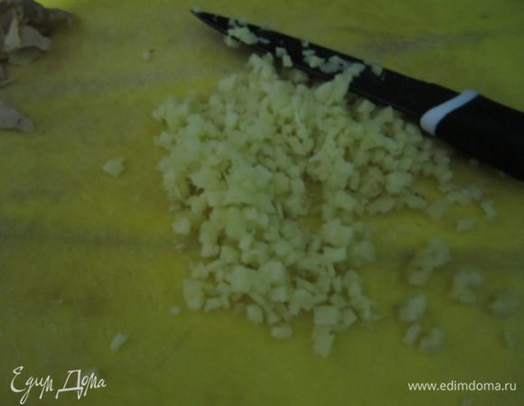 Мелко порезать имбирь.