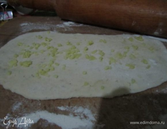 Подошедшее тесто разделить на 4 части.
Раскатать на продолговатые лепешки толщиной не более 5 мм. 
Посыпать лепешки имбирем. 
Скатать из лепешек рулетики.