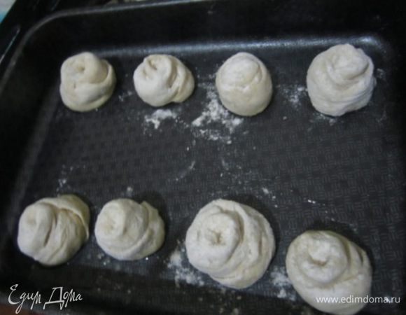 Намазать противень маслом.
Разделить каждый рулетик на 3 части
Выложить тесто на противень сформировав розаны.
Поставить в теплое место на 15-20 минут.